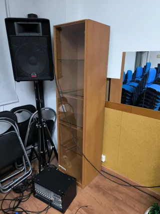 Vitrina de madera y cristal