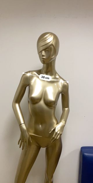 Maniquí mujer dorado