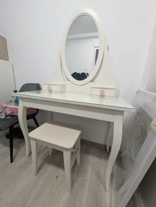 Tocador blanco con espejo y taburete