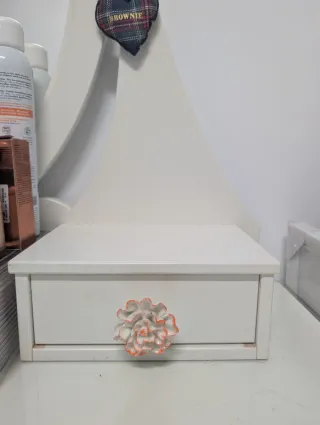 Tocador blanco con espejo y taburete