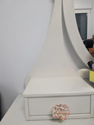 Tocador blanco con espejo y taburete