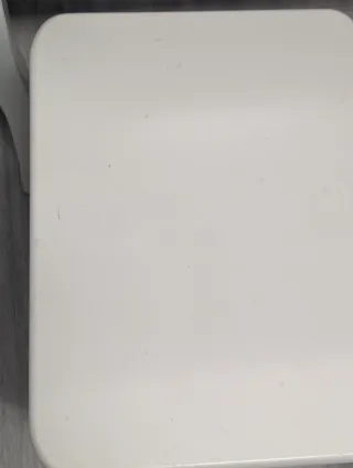 Tocador blanco con espejo y taburete