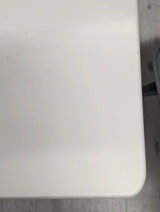 Tocador blanco con espejo y taburete