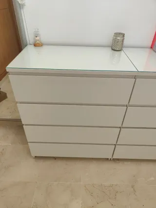 Cómoda blanca con tapa de cristal
