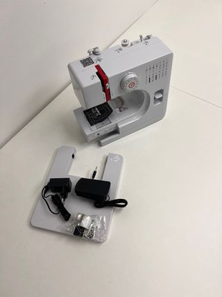 Máquina de coser doméstica blanca nueva
