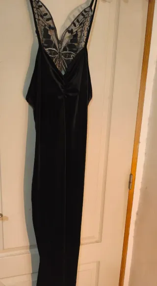 Vestido de terciopelo con mariposa