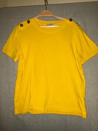 Camiseta amarilla con botones