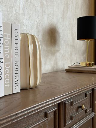 Aparador clásico de madera con molduras