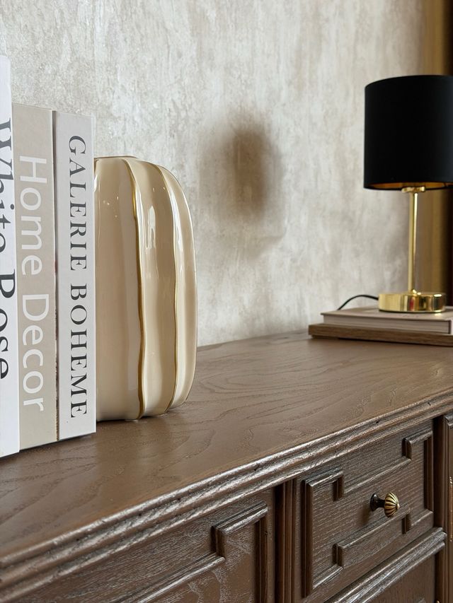 Aparador clásico de madera con molduras