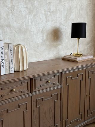 Aparador clásico de madera con molduras