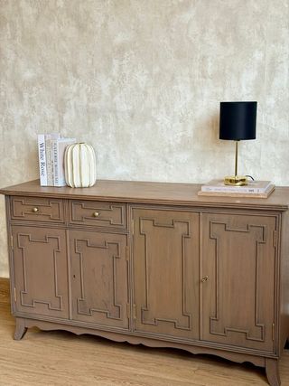 Aparador clásico de madera con molduras