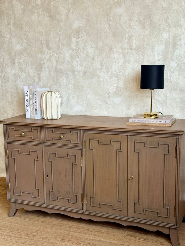 Aparador clásico de madera con molduras