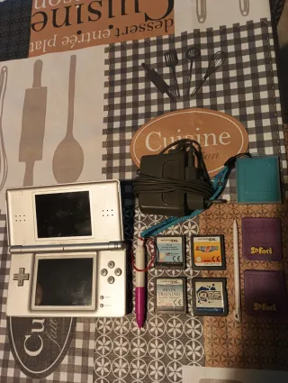 Nintendo DS Lite Plata + Juegos + complementos