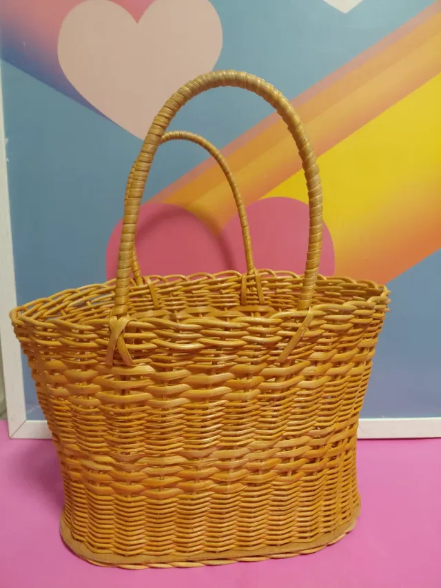 Cesta antigua de mimbre