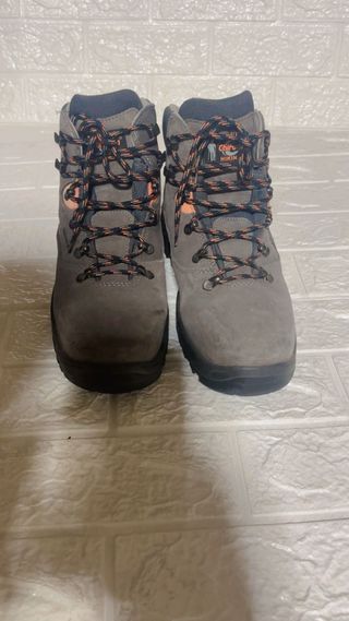 Botas de montaña Chiruca grises y naranjas