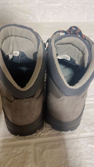 Botas de montaña Chiruca grises y naranjas