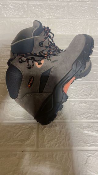 Botas de montaña Chiruca grises y naranjas