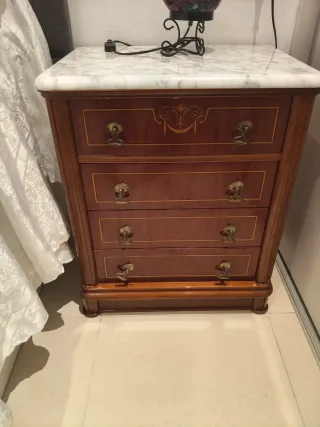 Cómoda, mesita de noche y espejo.