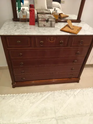 Cómoda, mesita de noche y espejo.