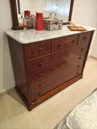 Cómoda, mesita de noche y espejo.