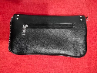 Bolso negro con doble cadena y tachuelas