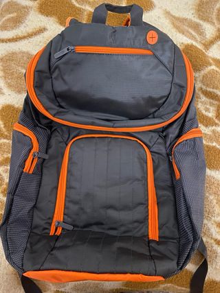 Mochila Basic Fit Gris y Naranja