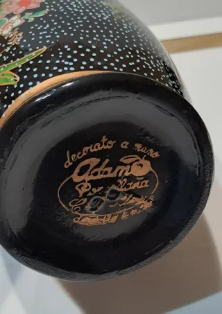Vaso in ceramica decorato a mano nero floreale