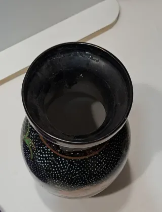 Vaso in ceramica decorato a mano nero floreale