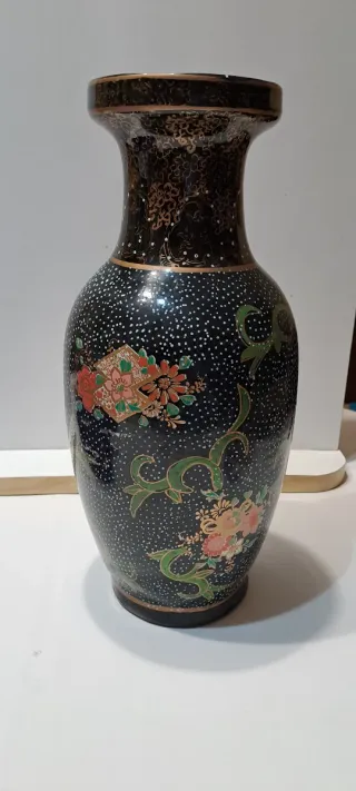 Vaso in ceramica decorato a mano nero floreale