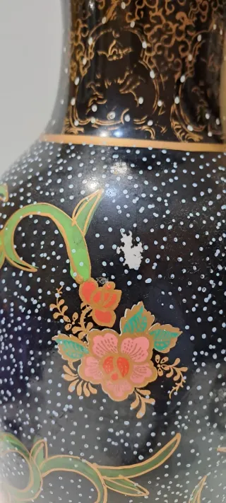 Vaso in ceramica decorato a mano nero floreale