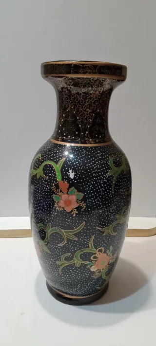 Vaso in ceramica decorato a mano nero floreale