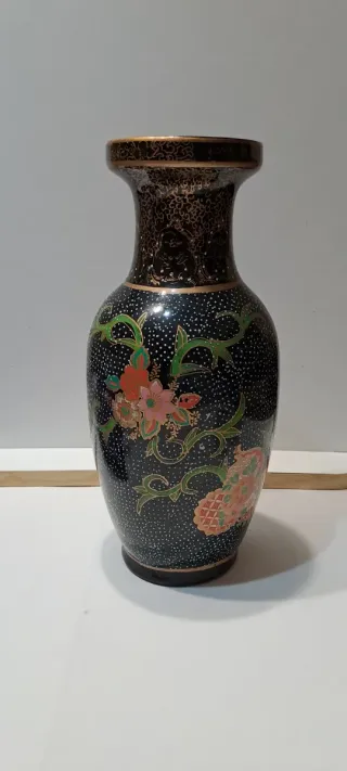 Vaso in ceramica decorato a mano nero floreale