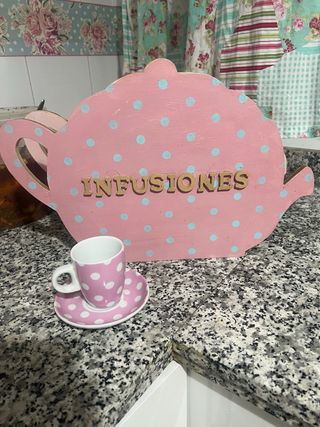 Scatola di infusi e tazza di porcellana