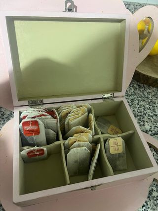 Scatola di infusi e tazza di porcellana