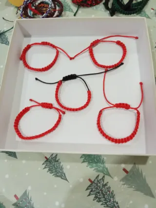 Pulseras rojas hechas a mano
