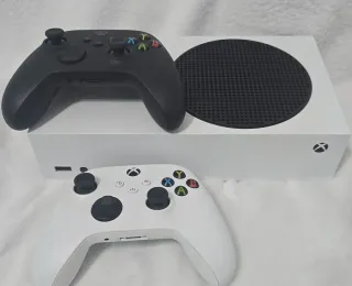 Xbox Series S + 2 Controles