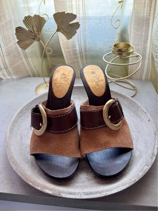 Zuecos de tacón de piel marrón