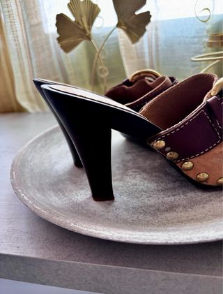 Zuecos de tacón de piel marrón