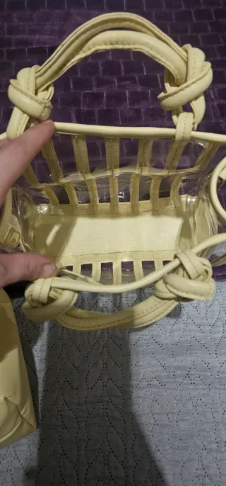 Bolso transparente beige con asa trenzada