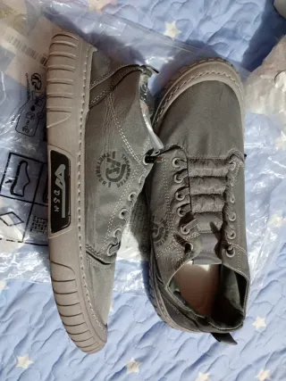 Zapatillas grises nuevas