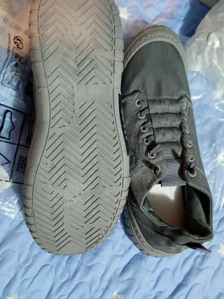Zapatillas grises nuevas