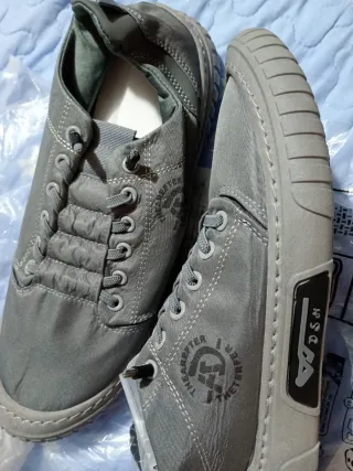 Zapatillas grises nuevas