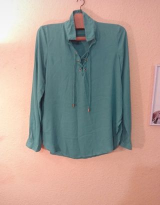 Camisa turquesa fina con cordones