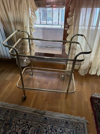 Carrito de servicio dorado y cristal