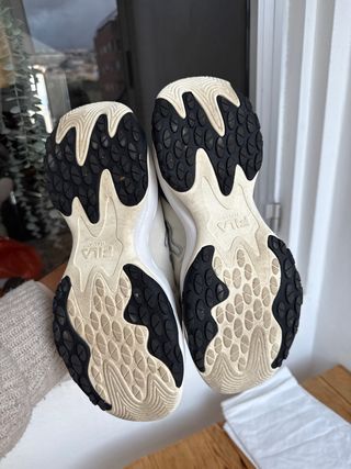 Tenis Fila Beige y Gris talla 41 casi sin uso