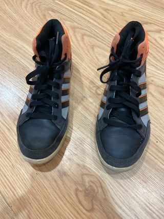 Zapatillas deportivas Adidas negras y naranjas