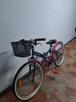 Bicicleta paseo azul marino y rosa fucsia