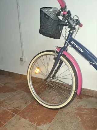 Bicicleta paseo azul marino y rosa fucsia