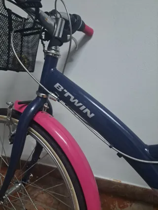 Bicicleta paseo azul marino y rosa fucsia