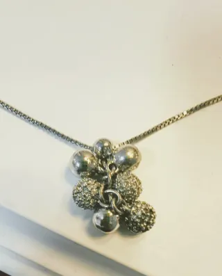 Collar con colgante de flores y cristales